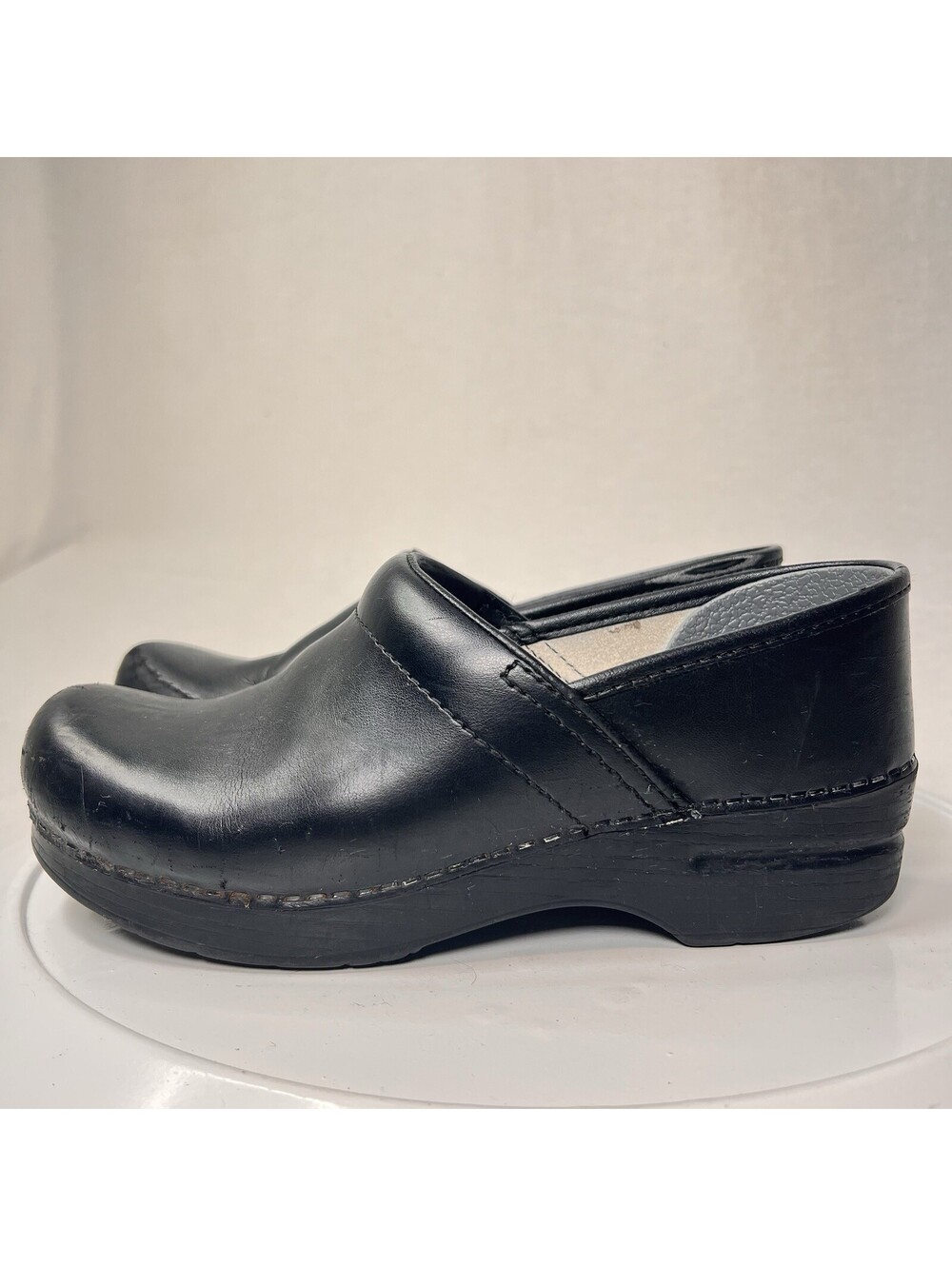 Dansko Professional Clogs Women EU 39 US 8.5-9 Black Leather Comfort -See Flaws